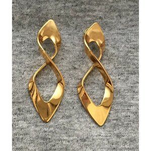 Vintage Figure 8 shiny gold tone earrings pierced